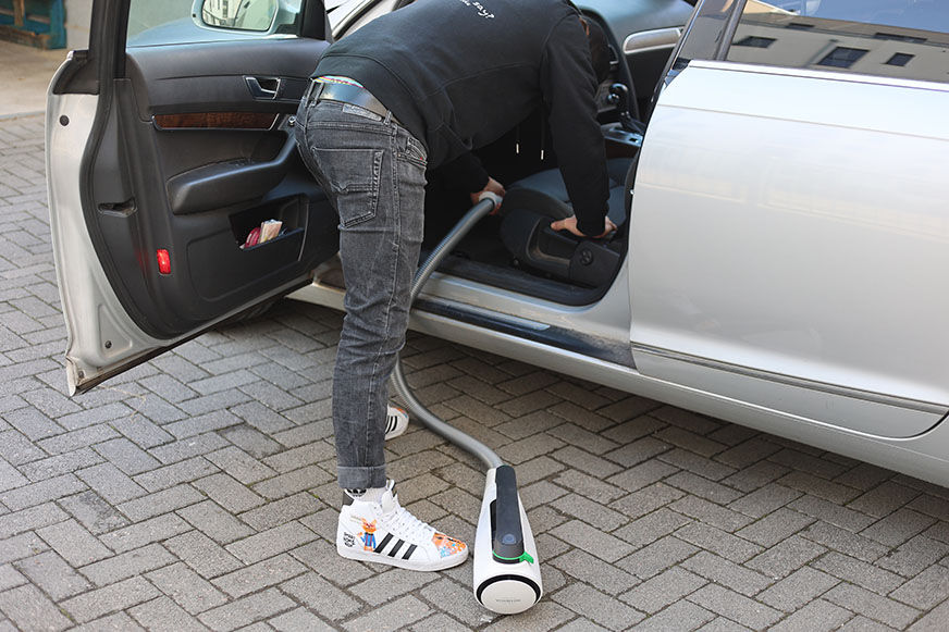 Der Vorwerk Kobold VK7 mit Handsaugeraufsatz: Saugen im Auto